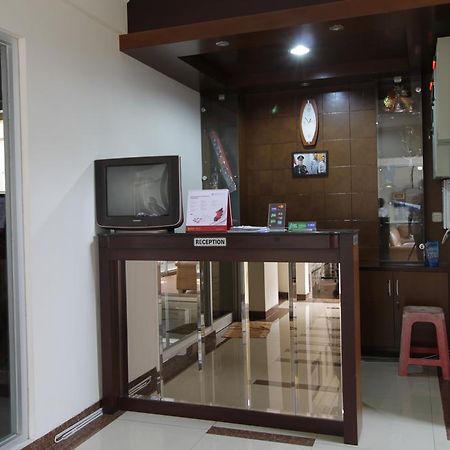 ג'קרטה Reddoorz Plus Near Ambassador Mall מראה חיצוני תמונה
